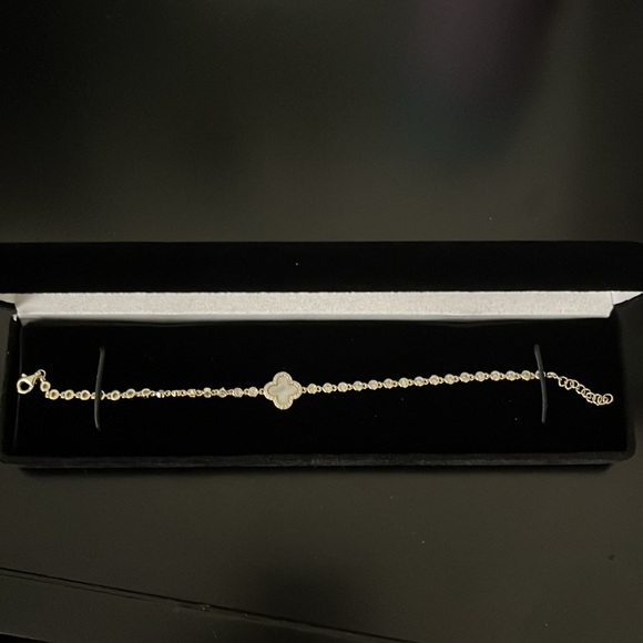 NWOT Rachel Zoe Mother of Pearl Clover Bracelet - Picture 4 of 5